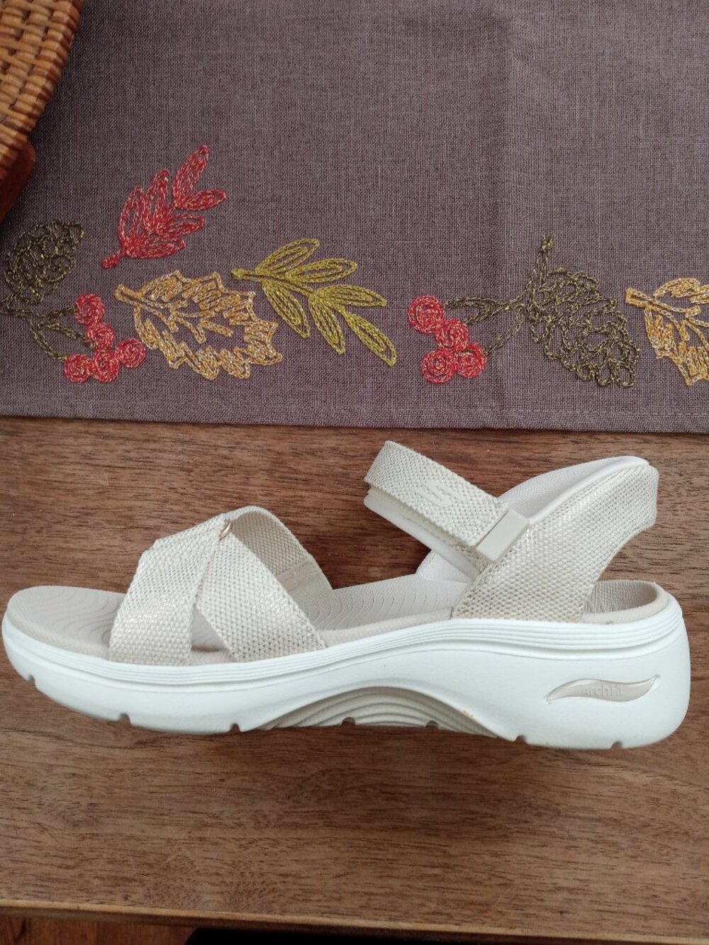 Skechers Slip-ins GO Walk Arch Fit Sandals Women's Sz 7 🆕️